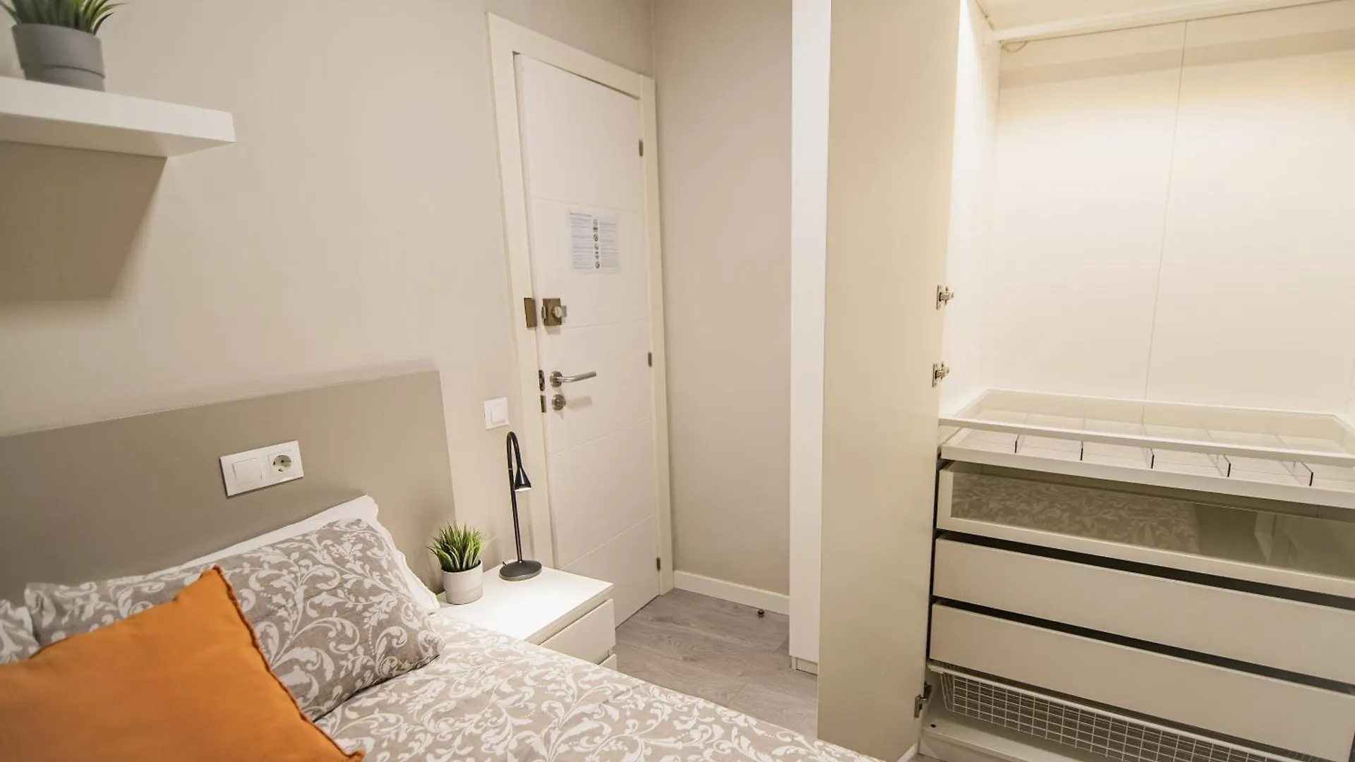 Poeta Apartment Barcelona 0*,  Spain